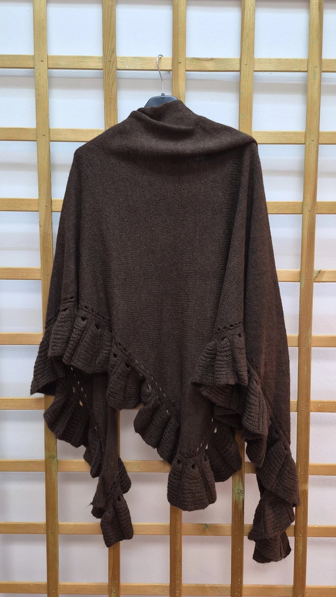 Poncho detalle volante marrón