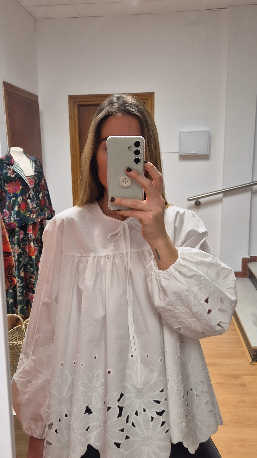 Blusa flores perforadas blancas