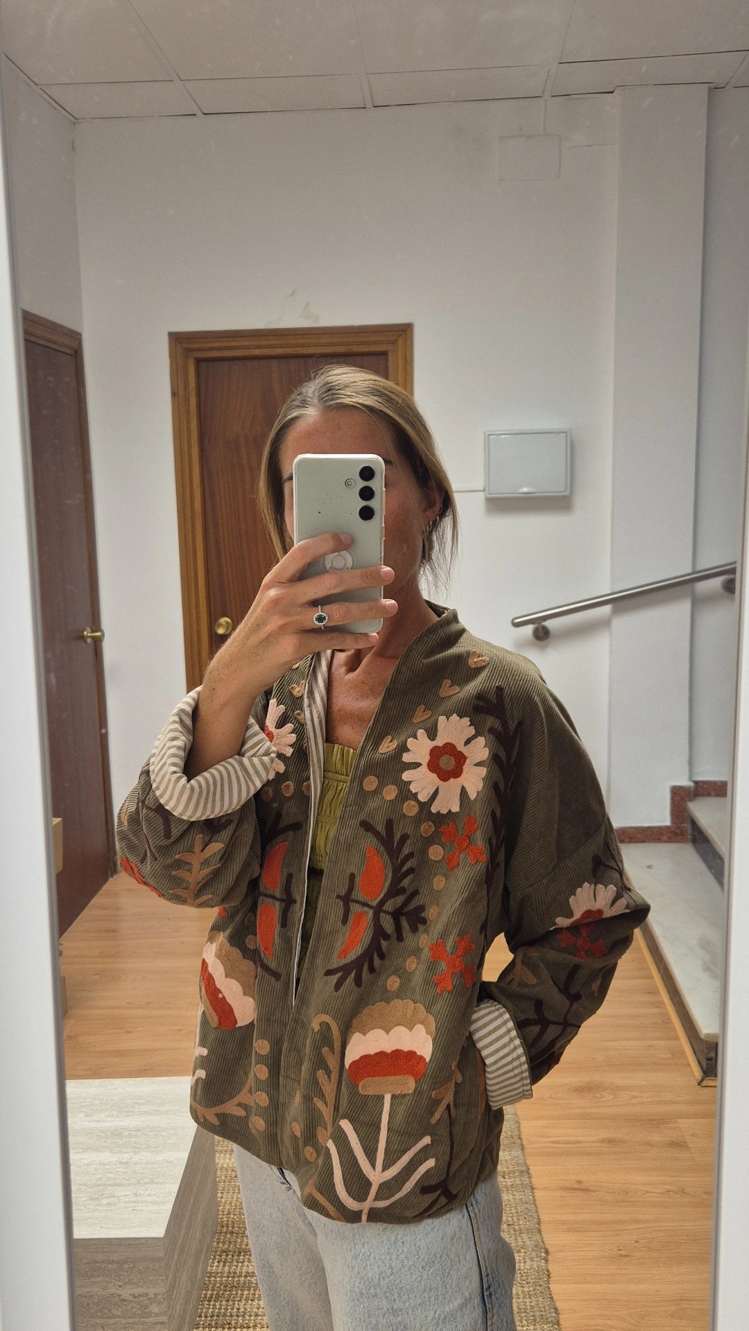 Chaqueta pana bordada