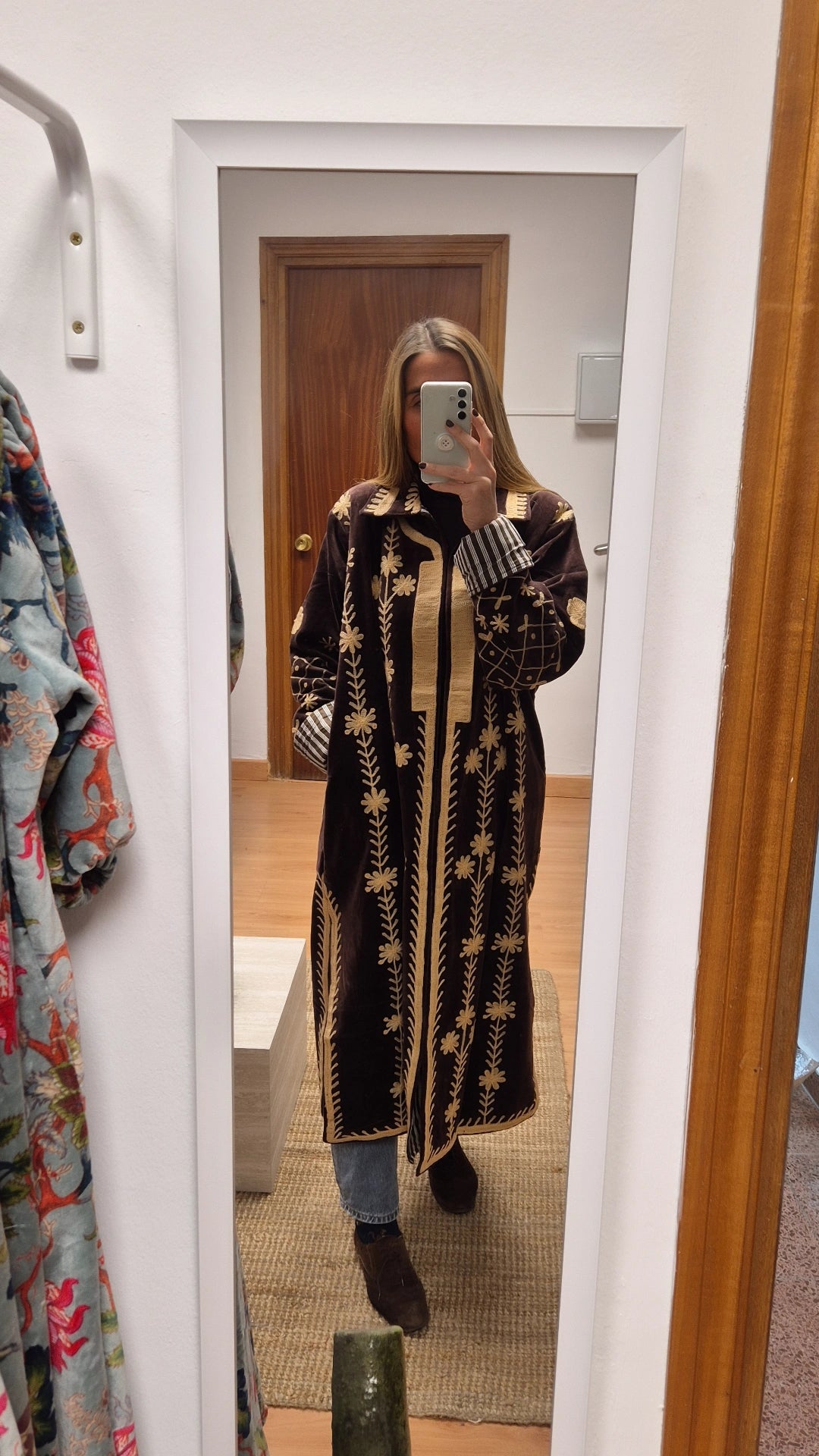 Abrigo Ankit terciopelo marrón chocolate