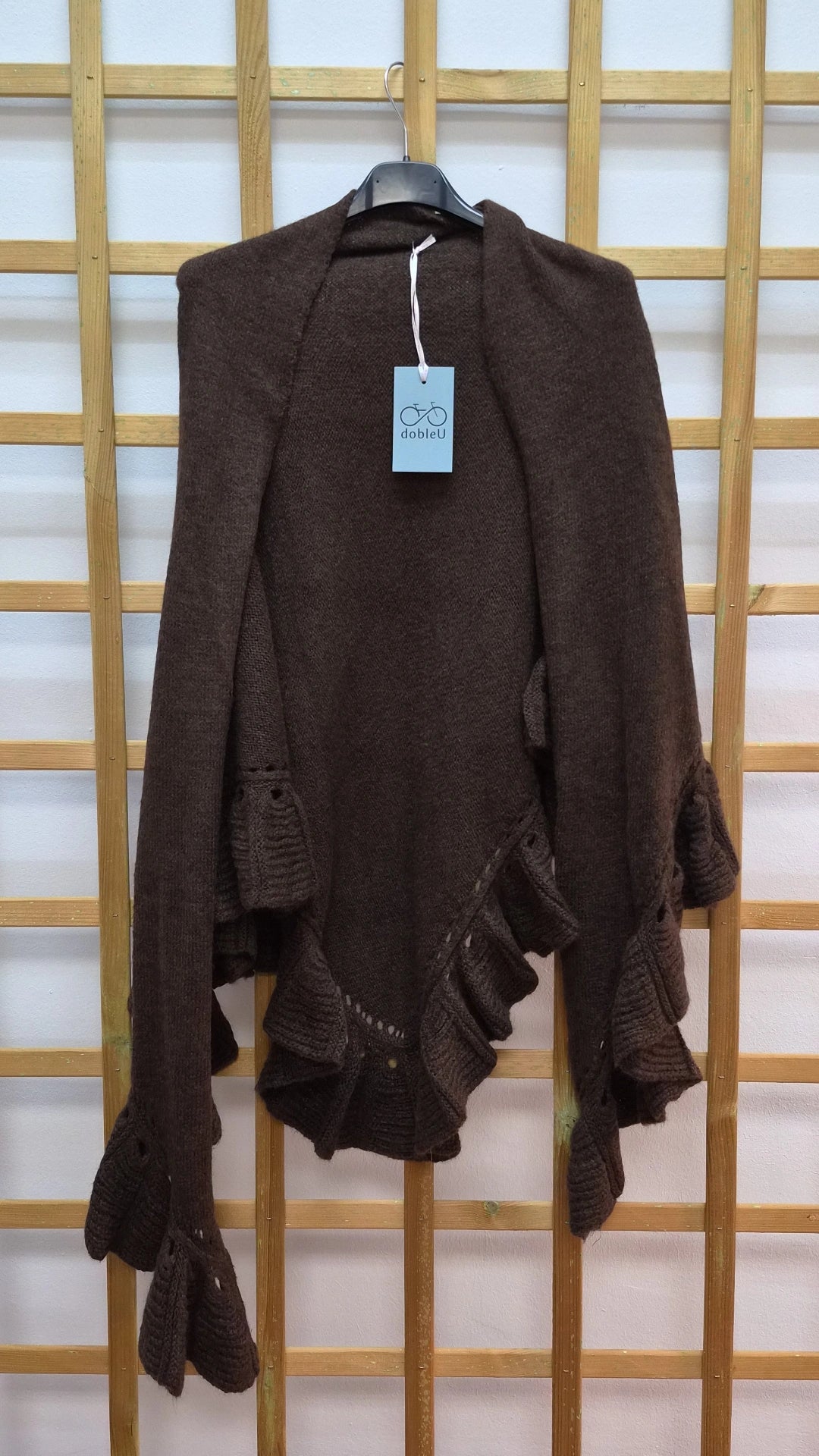 Poncho detalle volante marrón