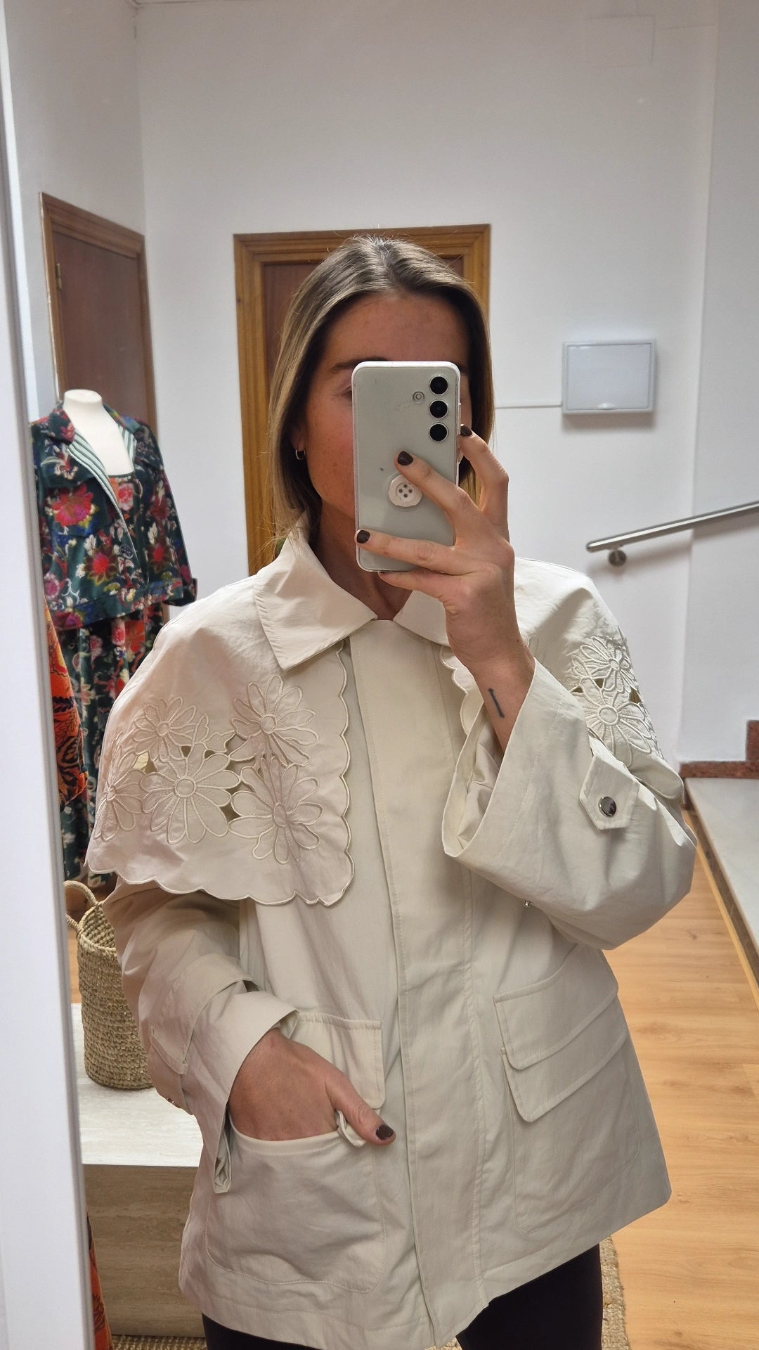 Chaqueta con bordado Suizo