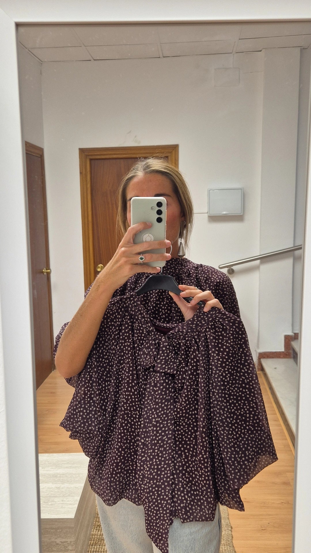 Blusa lunares y lazo