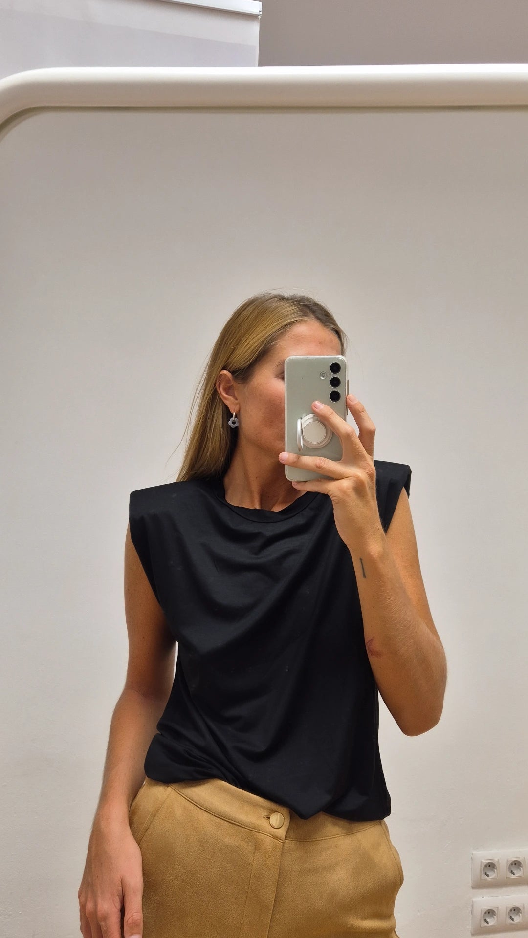 Camiseta negra básica hombreras