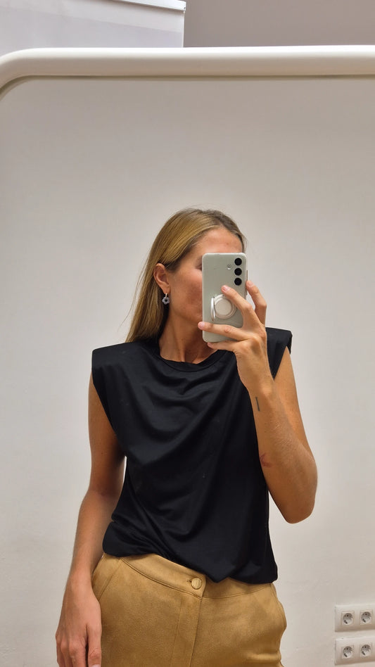 Camiseta negra básica hombreras