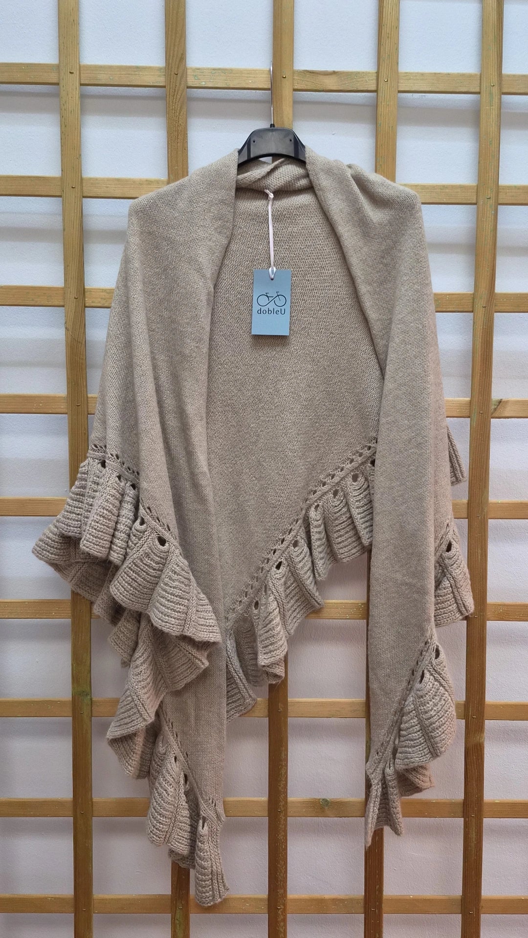 Poncho detalle volante crudo