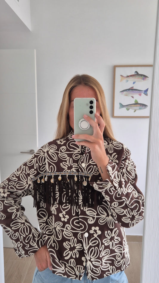 Chaqueta bordada flecos y conchitas