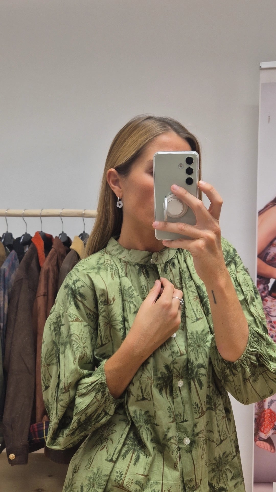 Blusa 100% algodón cuello mao palmeras