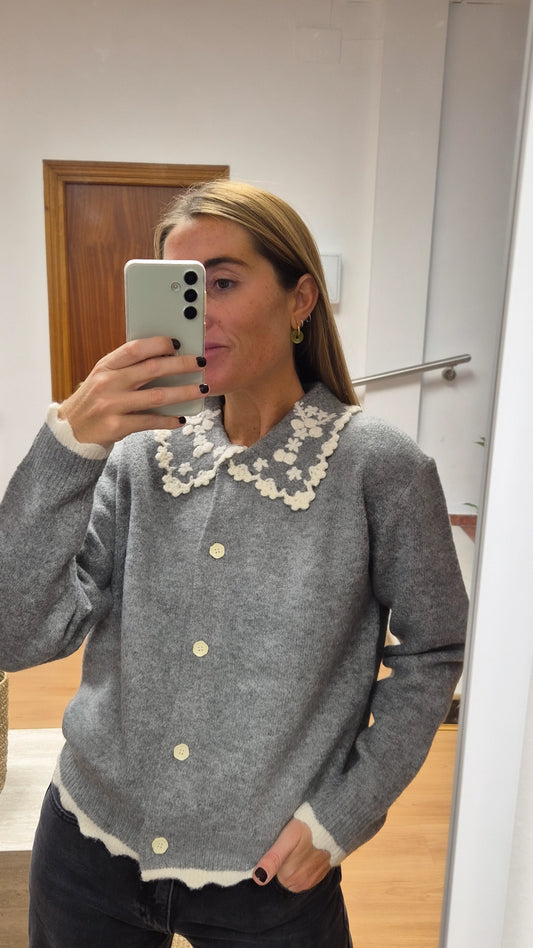 Cardigan gris detalles blanco