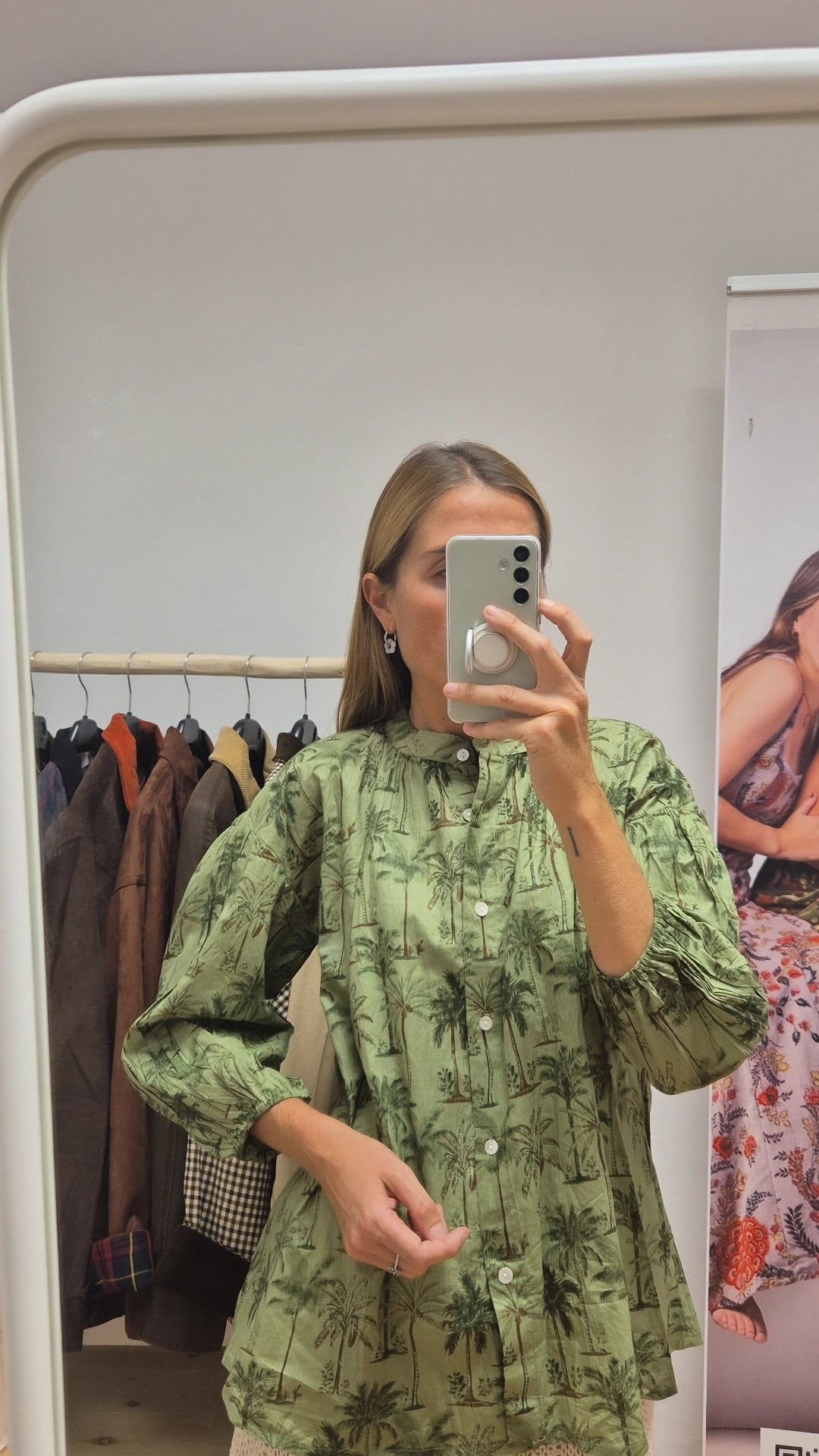 Blusa 100% algodón cuello mao palmeras