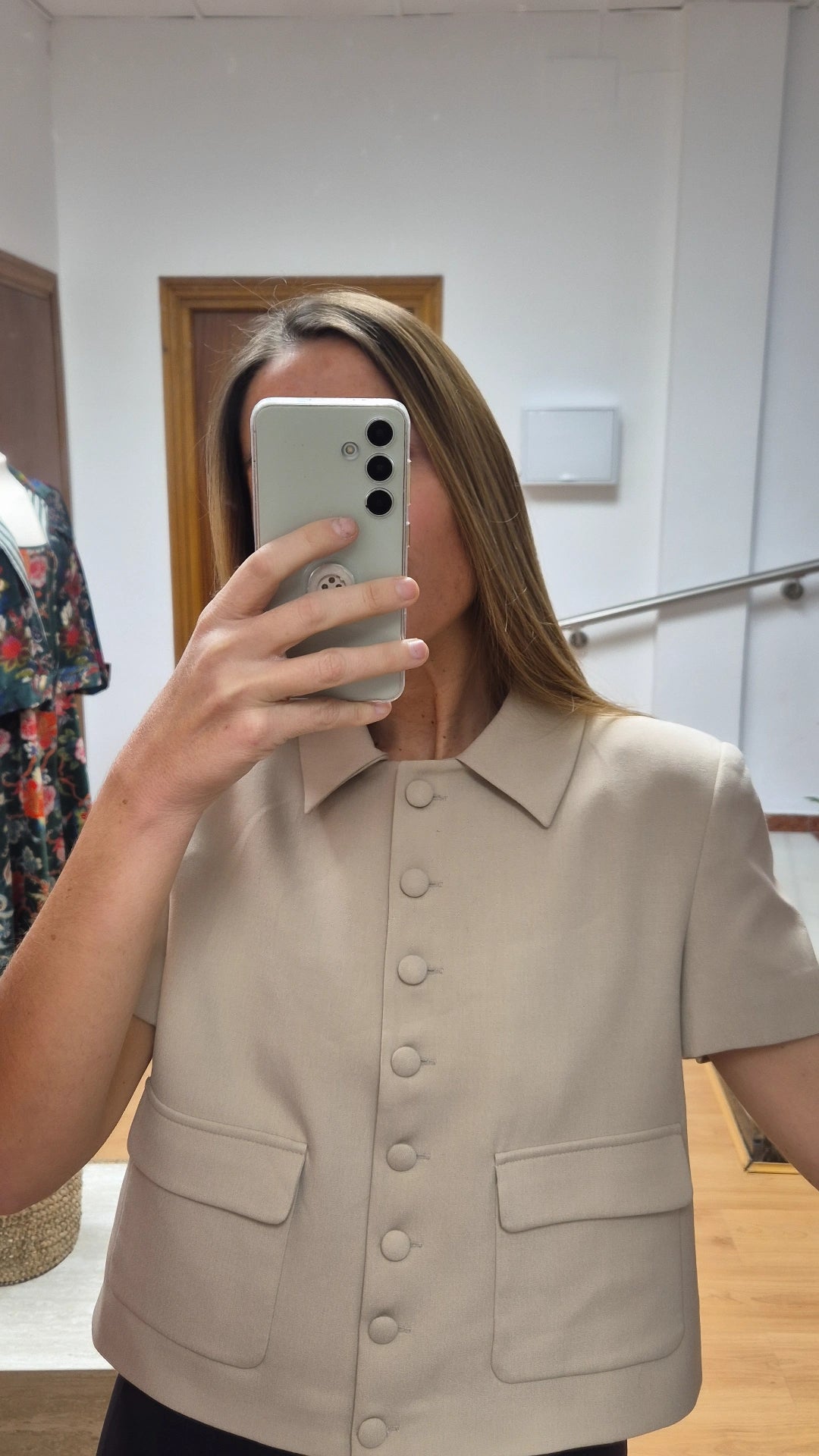 Chaqueta corta beige