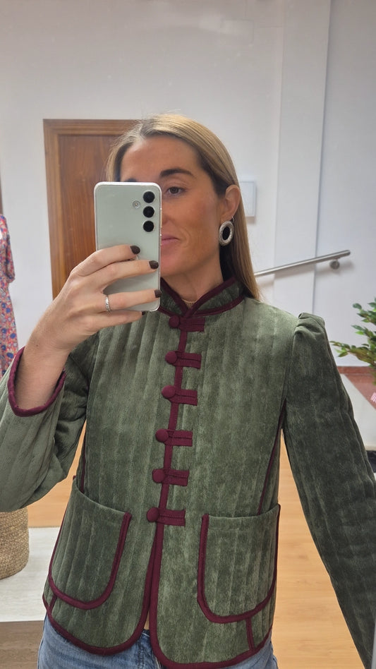 Chaqueta micropana verde con detalles granate