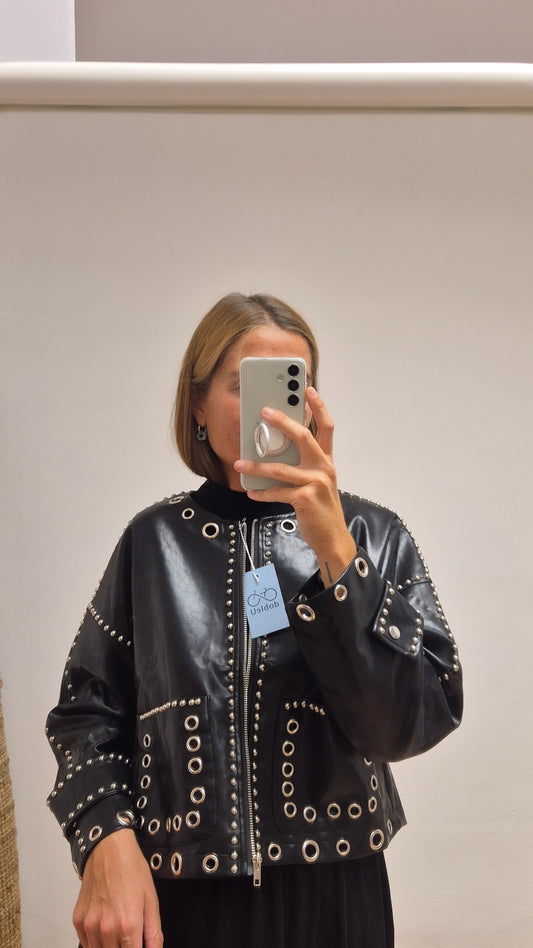 Chaqueta polipiel tachuelas
