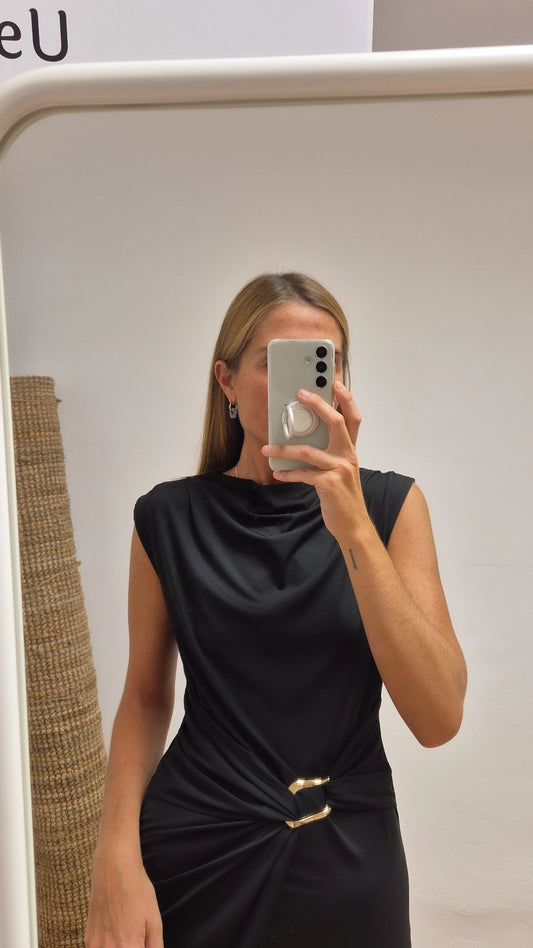 Vestido negro detalle dorado