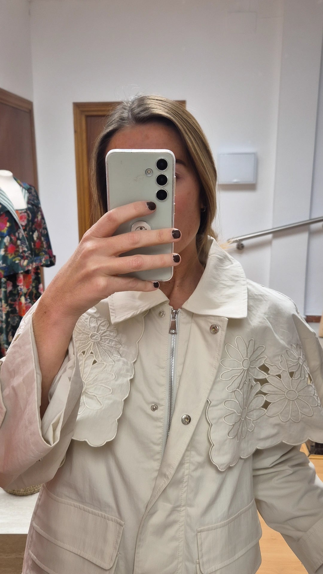 Chaqueta con bordado Suizo