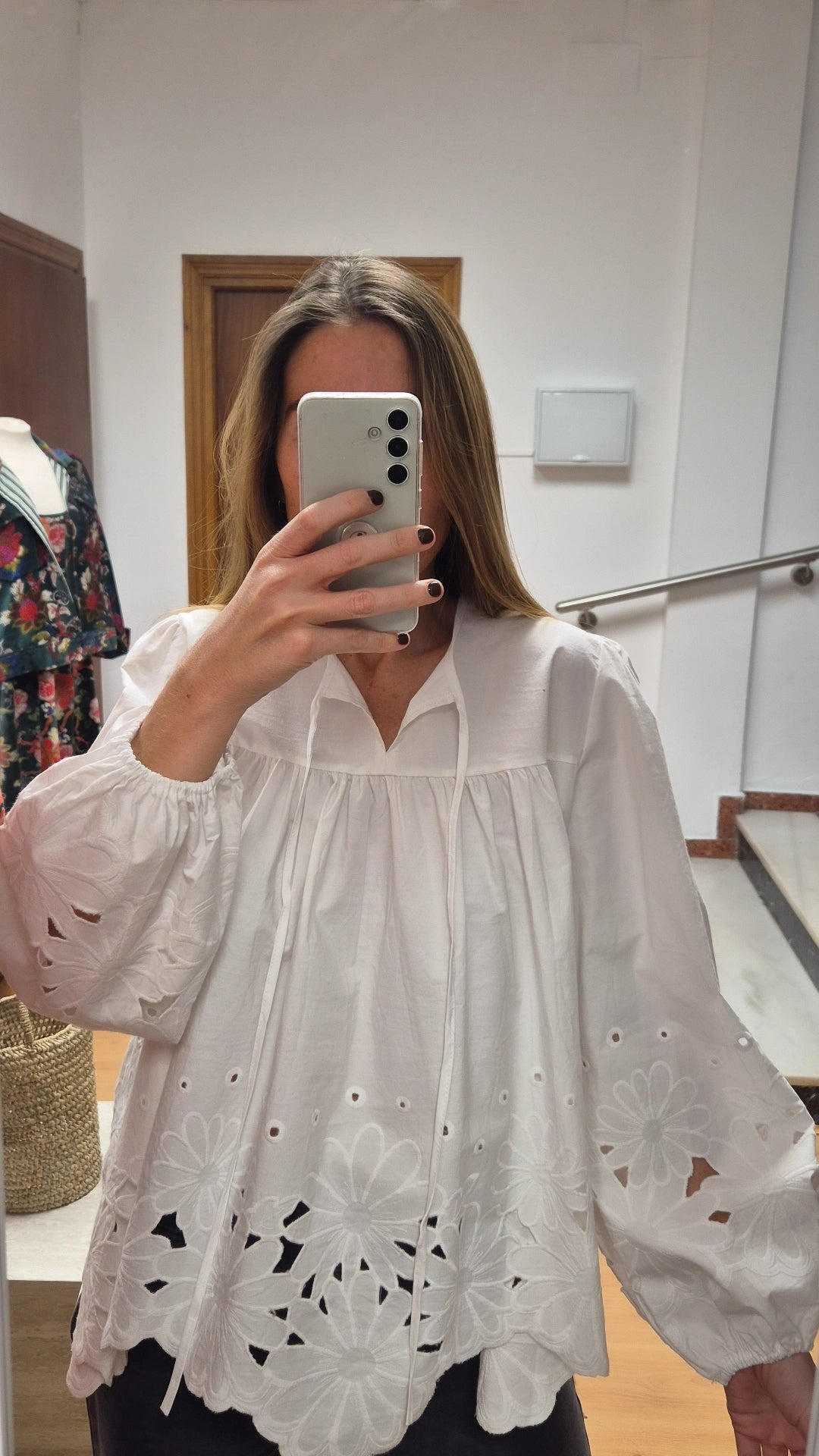 Blusa flores perforadas blancas