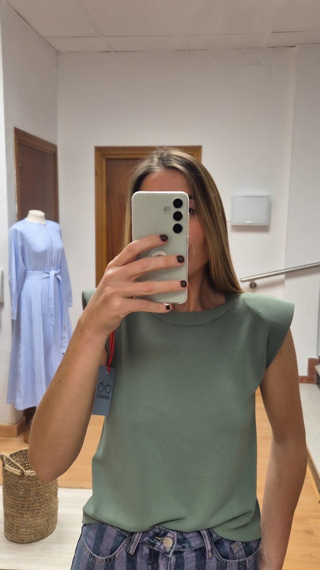 Top de punto con hombreras verde