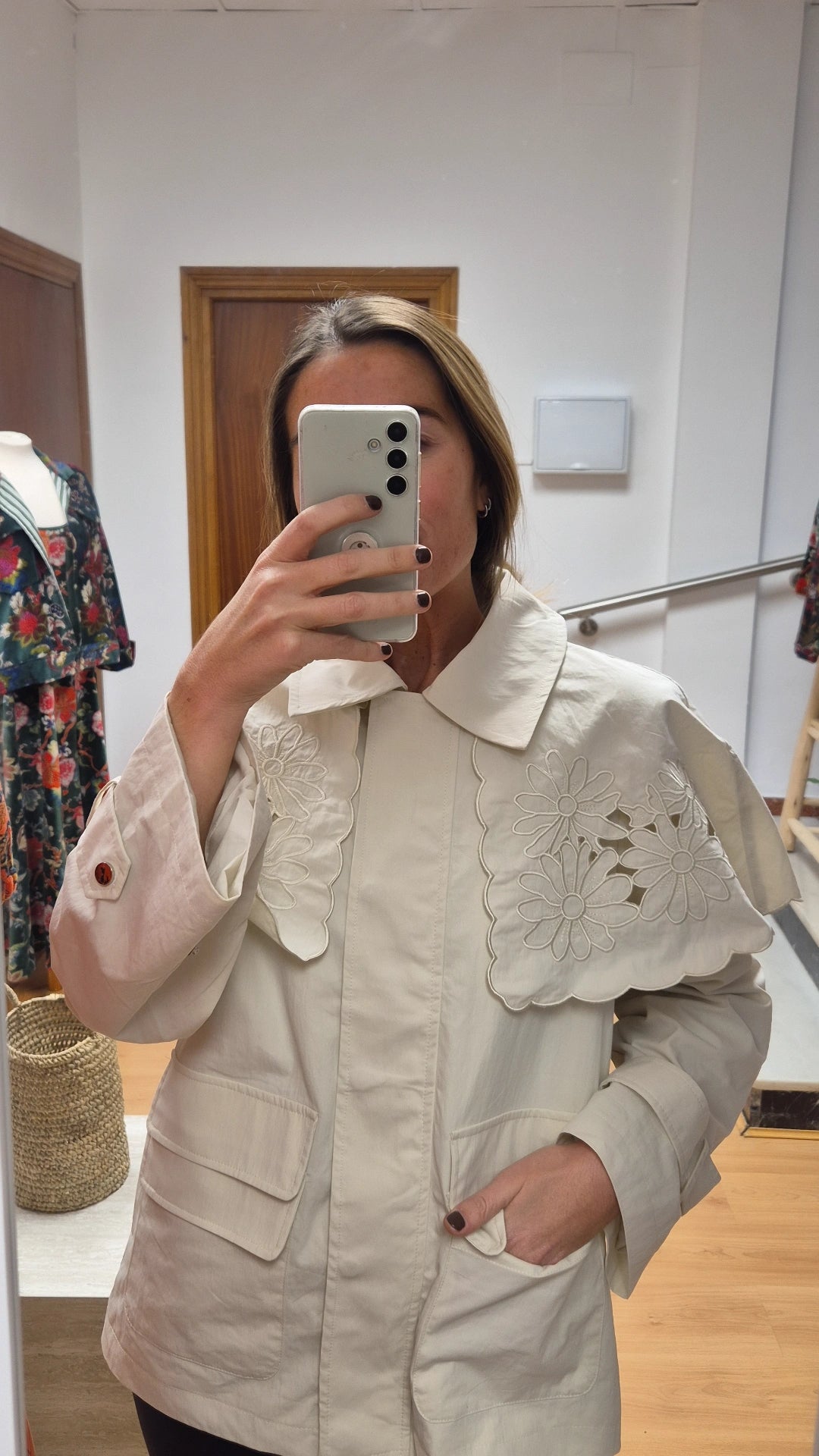 Chaqueta con bordado Suizo