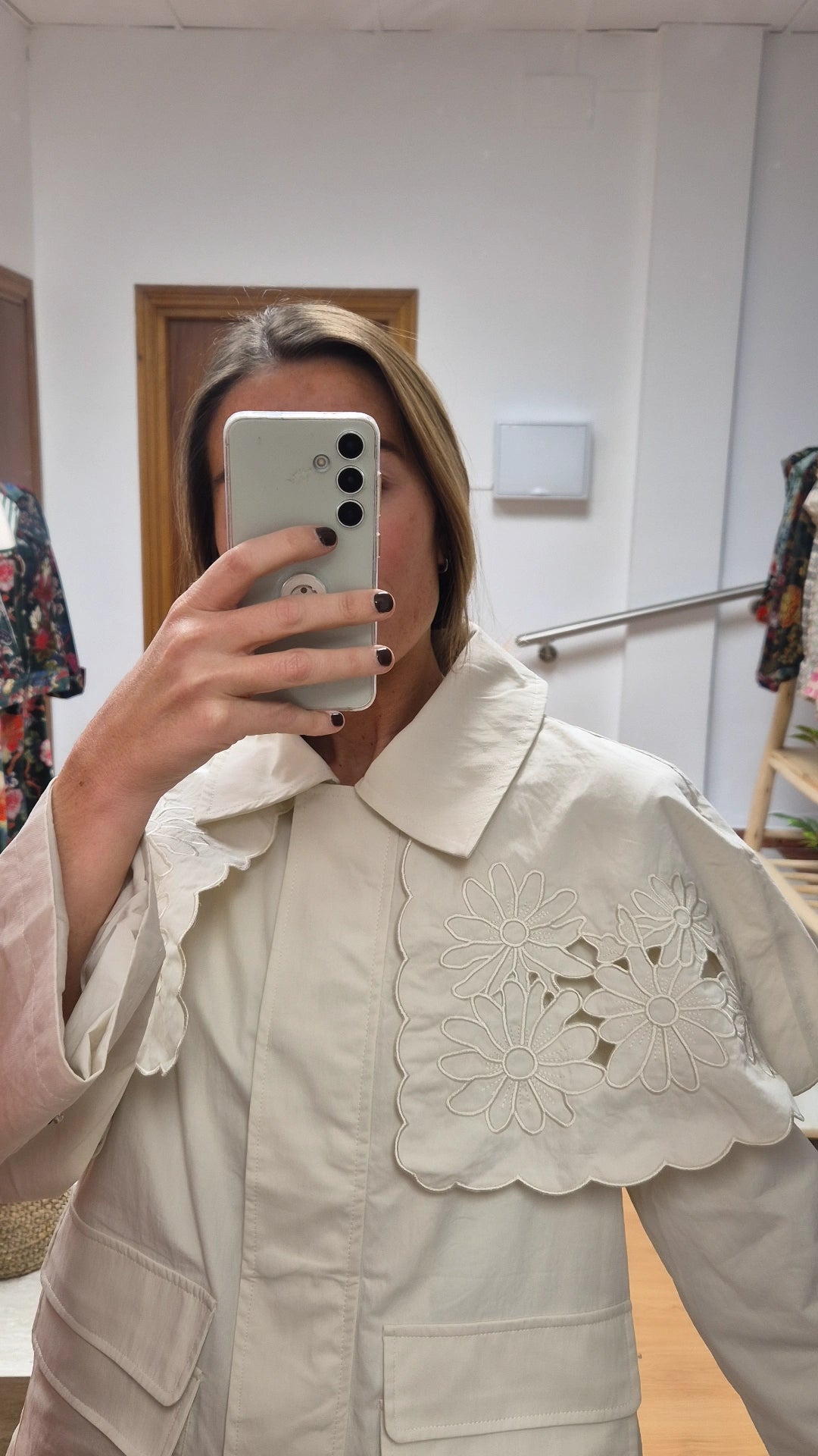 Chaqueta con bordado Suizo