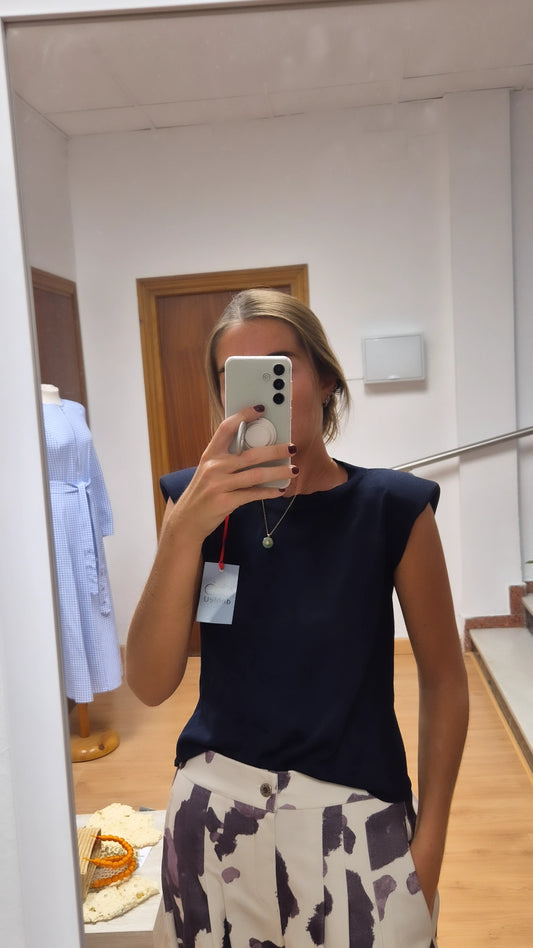 Top de punto con hombreras azul marino