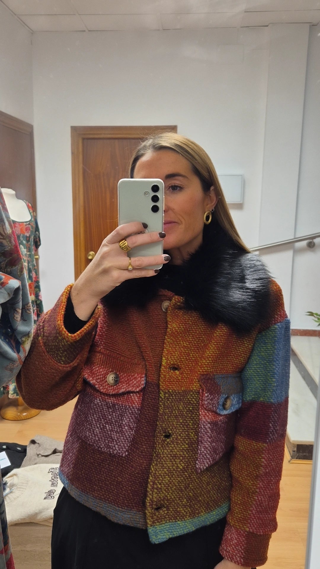 Abrigo colorido detalle pelo