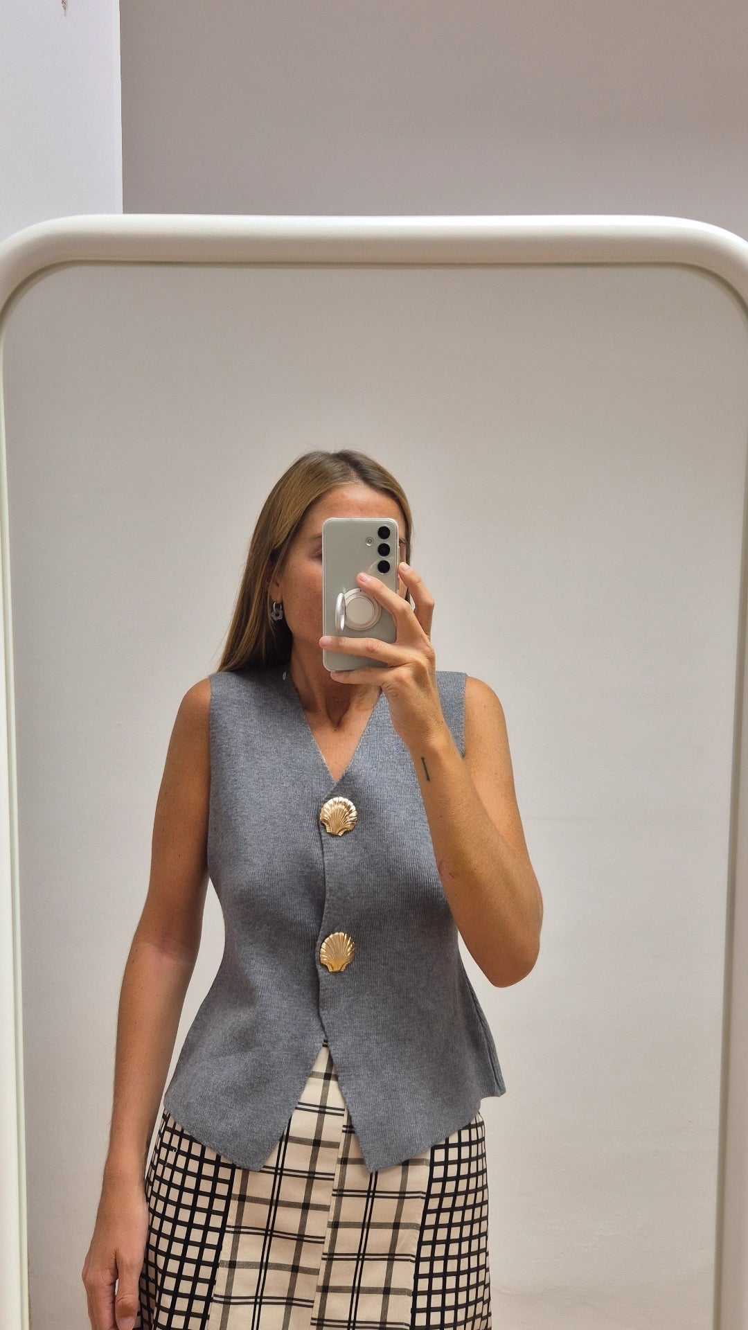 Chaleco botones concha gris