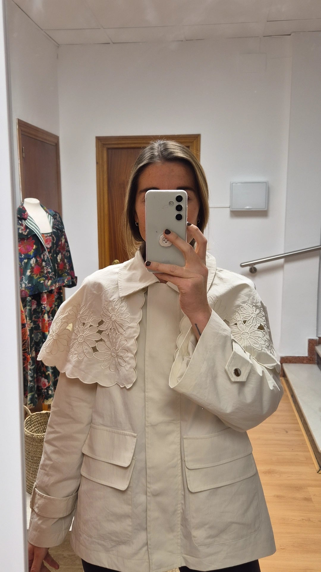 Chaqueta con bordado Suizo