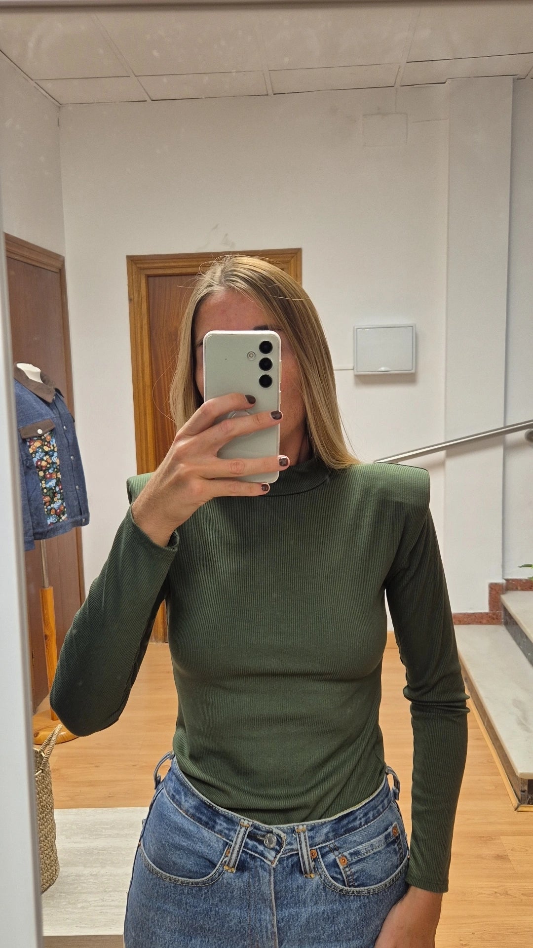 Camiseta básica hombreras gris